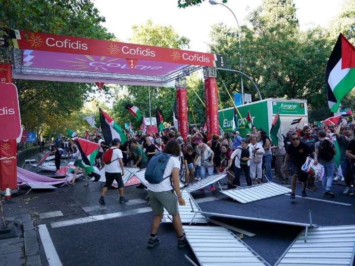 VIDEO: La Vuelta a España termina con caos pro protestas en su meta en Madrid