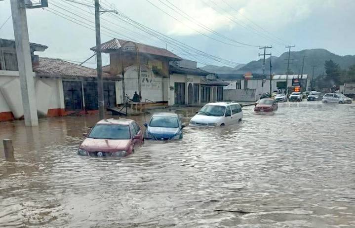 Tormenta inunda calles; crecen ríos en San Cristóbal