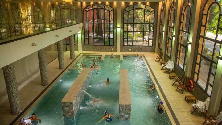 El pueblo a una hora de Zaragoza con aguas termales que es perfecto para jubilados