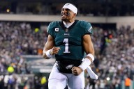 Hurts lidera remontada de Eagles ante Rams y mantienen el invicto en la NFL