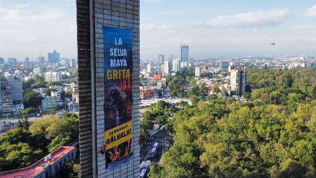 Greenpeace exige protección de la Selva Maya con protesta en la Estela de Luz