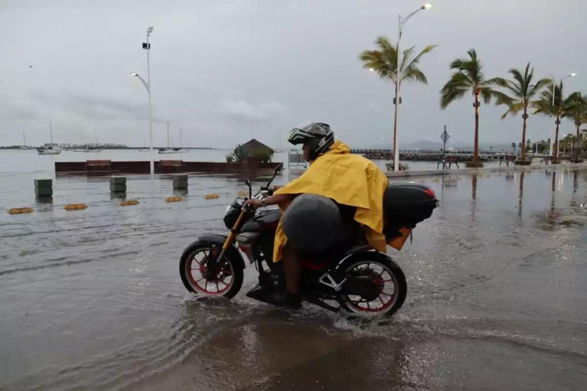 “Lorena” se degrada a Tormenta Tropical, pero mantiene lluvias torrenciales en el noroeste de México