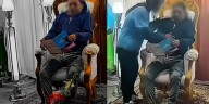 Insólito velorio en Perú: Despiden a profesor sentado y con un libro en las manos