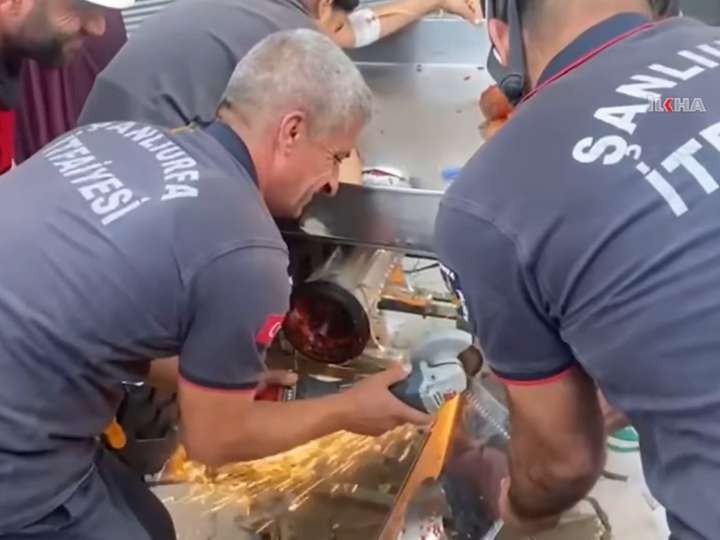 Ayudaba a su familia y vivió una pesadilla: quedó atrapada en una trituradora de tomates