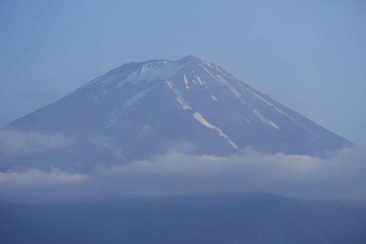 Hombre de 102 años se convierte en la persona más anciana en escalar monte Fuji