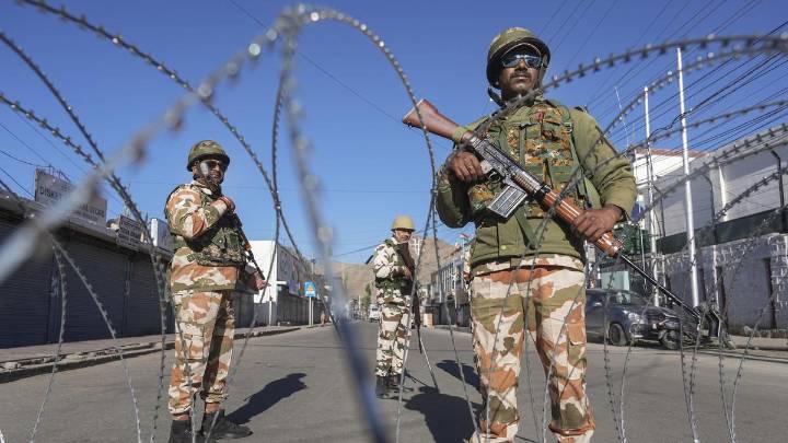 Australian Tourists Says Stuck In Curfew-Bound Ladakh, Rues Lack Of Clarity By Govt
