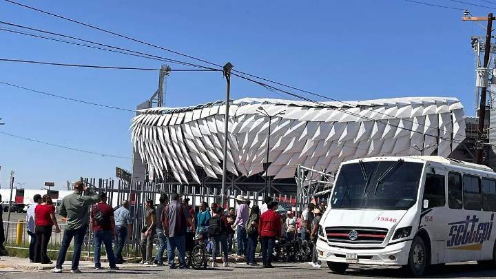 Empiezan a llegar camiones al auditorio del Estado en Mexicali; esperan a Sheinbaum