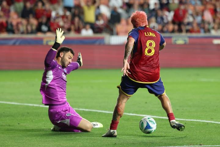 Deadspin | Real Salt Lake dominate play, top Sporting KC to remain in playoff contention