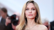 Entre lágrimas, Angelina Jolie reflexiona sobre el historial de cáncer en su familia:“Mi madre estaba en quimioterapia a mi edad”