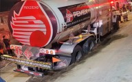 CDMX | Cae pipa con 20 mil litros de diésel en socavón de Iztacalco