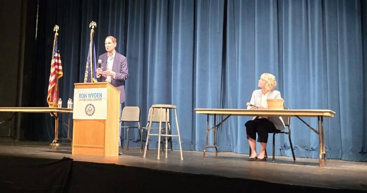 Sen. Wyden calls for new Israeli Prime Minister in Eugene town hall