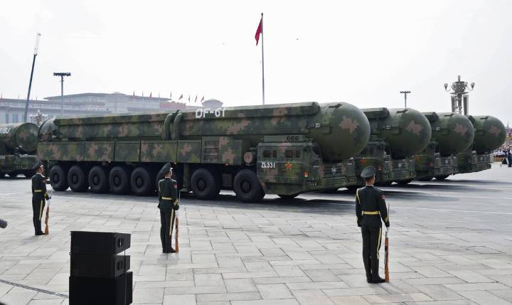China presume de su artillería militar renovada y muestra versión actualizada de su misil Guam Killer creado para desafiar a Estados Unidos