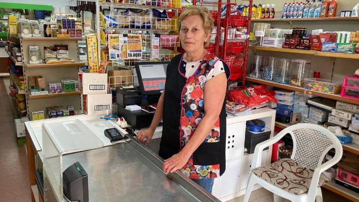 Julia Rosa pide la cuenta: se jubila la mujer que regentó 36 años el supermercado de San Román de Candamo