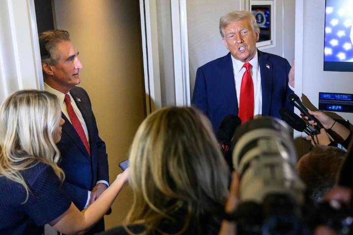 Donald Trump insta al Departamento de Justicia a actuar contra dos adversarios