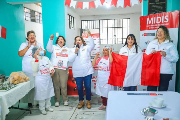 Presidenta Boluarte compartió desayuno con madres de familia en Lurín
