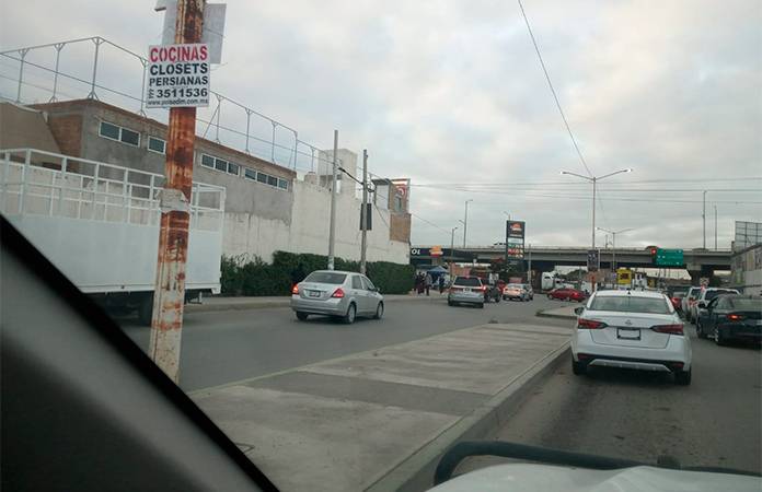 Autos circulan en sentido contrario en Av. Gálvez