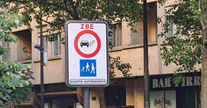 El Ayuntamiento de Salamanca ya instala las nuevas señales en las ZBE peatonales tras la polémica