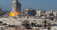 Israel bombardea un edificio de gran altura en Gaza