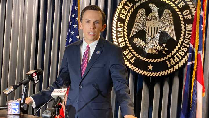 Mississippi mayor, city clerk accused of embezzling funds