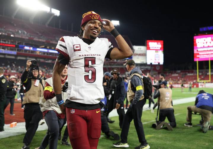 Commanders Cheerleader Goes Viral For Looking Exactly Like QB Jayden Daniels Washington Commanders QB Jayden Daniels' cheerleader lookalike goes viral as team relies on backup Marcus Mariota. Aaindri 