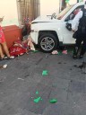 Atropellan a policía vial y a mujer artesana en el centro; la fémina murió prensada en la Casa de la Cultura