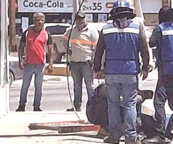 Le cae encima un poste de concreto