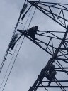 Personal de PC de Ecatepec rescata a hombre que subió a torre de alta tensión