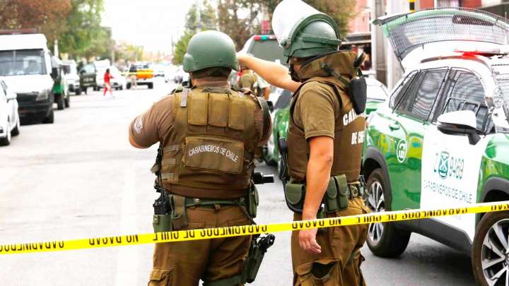Carabinero de civil frustra a disparos el robo de un vehículo en Cerrillos: Uno de los delincuentes estaría herido