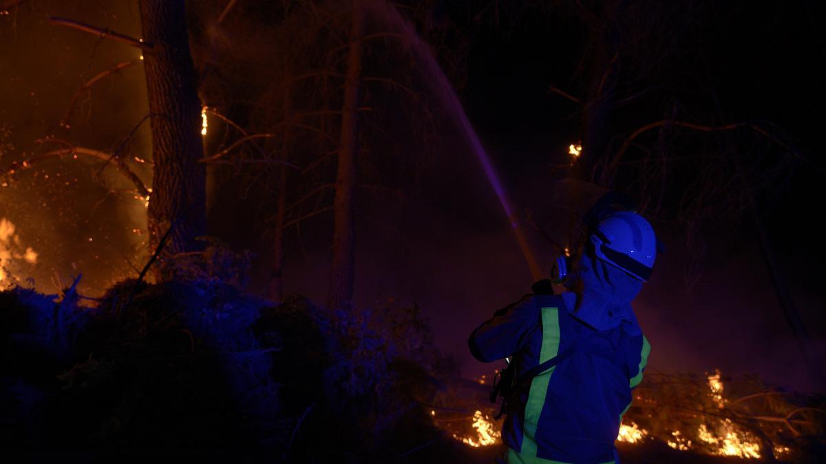 Rachas de viento dificultan la extinción del fuego de Carballeda de Valdeorras, que quema 500 hectáreas