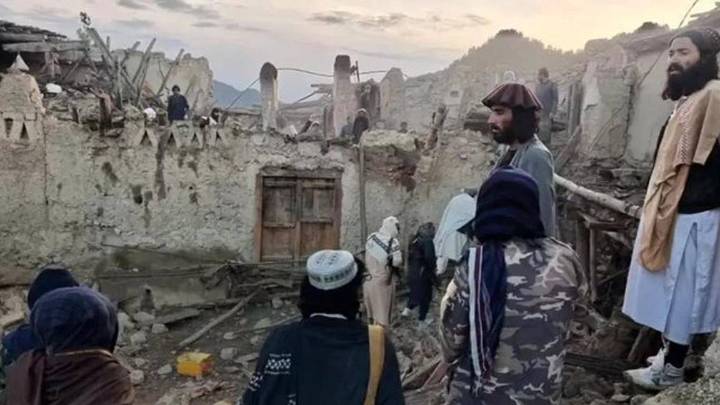 Sismo magnitud 6.0 grados en Afganistán deja 800 muertos y más de 2 mil heridos