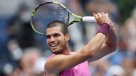 Alcaraz le gana Djokovic por paliza y llega a la final del Abierto de EEUU
