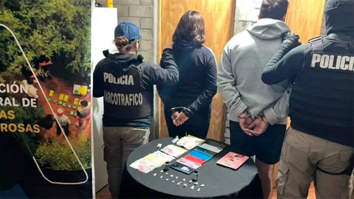 Desmantelan un kiosco de drogas en Clodomira y detienen a dos personas