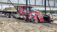 Impactante. Auto queda destruido tras choque contra tráiler en Juárez, Nuevo León; conductor, madre e hijo sobreviven
