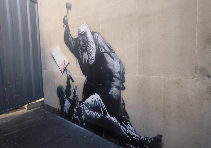 Banksy reaparece en Londres con un mural de un juez golpeando a un manifestante