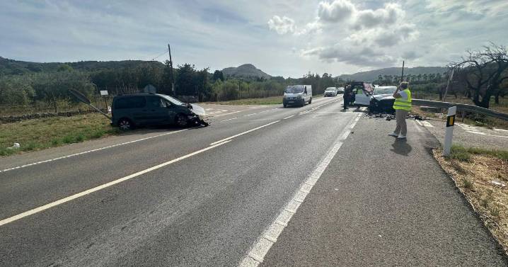 Dos heridos en un choque frontal entre un coche y una furgoneta en Alcúdia