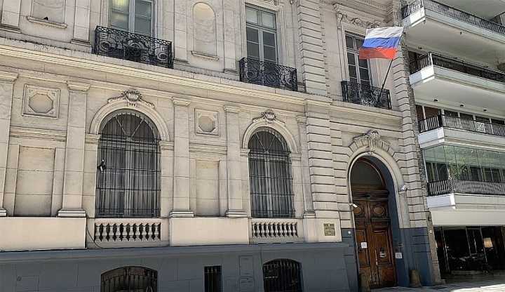 «Irracional y destructivo»: la embajada de Rusia respondió a las acusaciones del Gobierno por los audios filtrados
