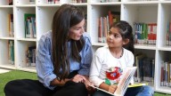 Letizia da un consejo a los estudiantes: "Tenéis que leer mucho, lo que sea, libros, cómics… Yo leo todos los días"