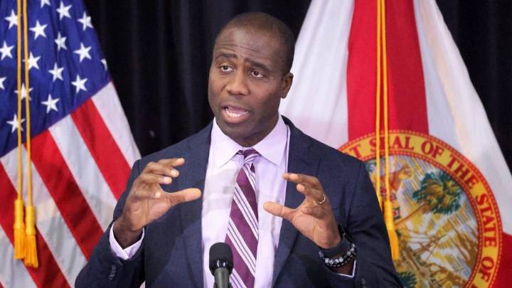 Quién es Joseph Ladapo, el jefe de salud de Florida que ordenó acabar con las vacunas obligatorias
