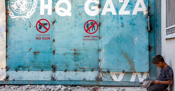 Israel derriba un edificio en Gaza y pide a residentes huir hacia el sur