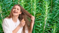 Cómo hacer agua de romero y qué beneficios le brinda al pelo: lleva 2 ingredientes