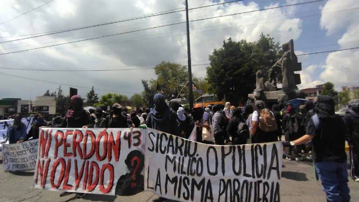 Marchan en Toluca por los 43 de Ayotzinapa a 11 años