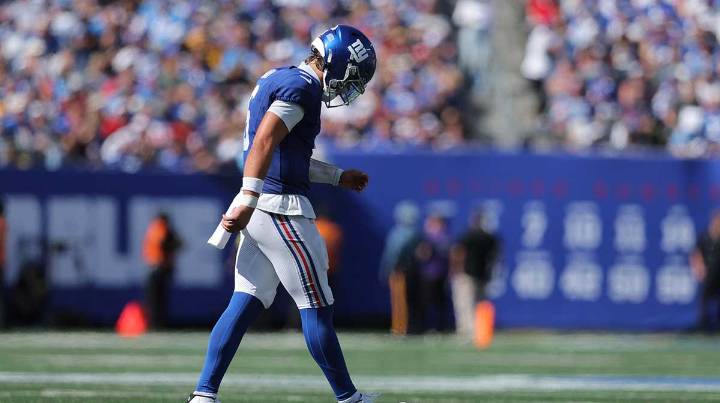 Giants’ Jaxson Dart grabbing at hamstring right after Malik Nabers injury