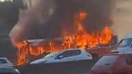 El momento en que un micro escolar se prendió fuego en medio del caos de tránsito de la Panamericana