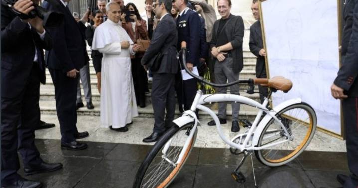 Regalan al papa León XIV una bicicleta, símbolo de esperanza para los detenidos