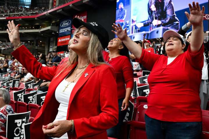 Una multitud de 100.000 personas despide a Charlie Kirk en su funeral en Arizona
