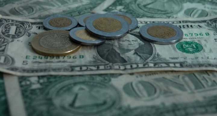Peso gana por debilidad laboral en los Estados Unidos