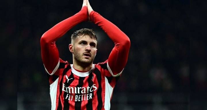 Santiago Giménez seguirá en el AC Milán tras rumores de salida