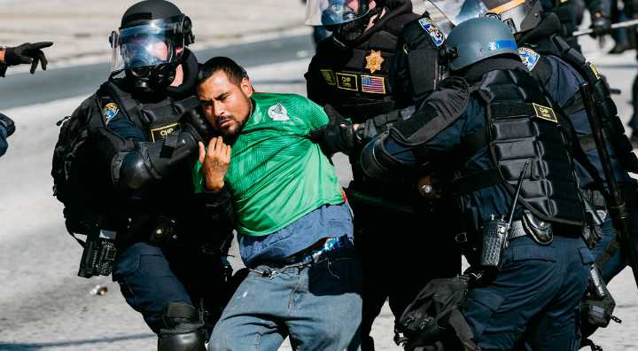 Ciudadano estadounidense se enfrenta al ICE para evitar el arresto de sus compañeros indocumentados: ¿Qué hizo?