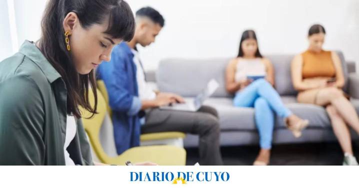 Los argentinos que buscan trabajo piden salarios de casi $1,7 millones: el detalle por sector