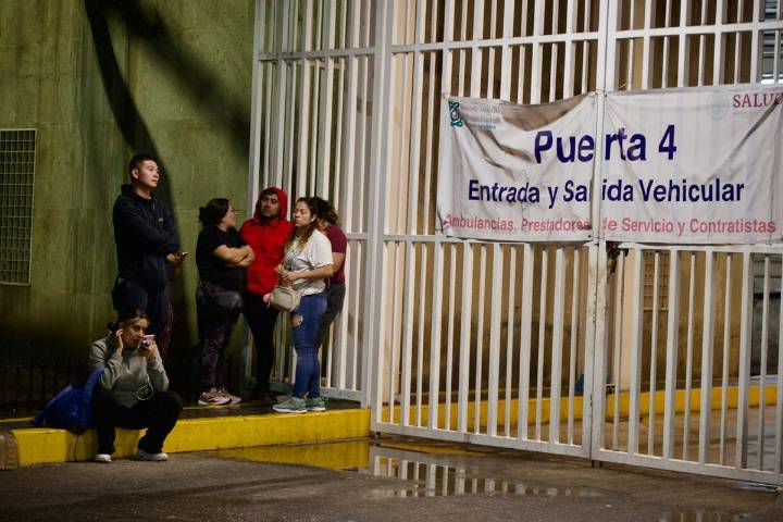 Vecinos de San Miguel Teotongo llevan café y pan a personal en sitio de explosión